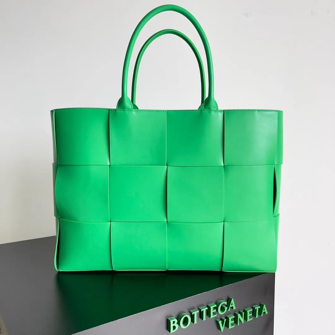 Batch 2560 BV large tote bag finally shipped🔥🔥 The leather feels great! It’s a very low-key bag. The more I look at it, the more I like it. I usually go out for rides and planes because I have a lot of things and need to carry a computer. Carrying a bag like this is all it takes. It comes with a small bag for storage, which is very convenient. Style number: 680165 Size 47✖️13✖️33
